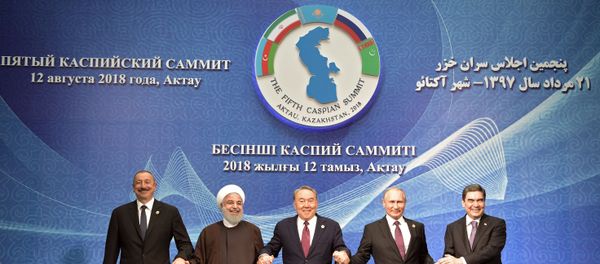12 августа 2018. Президент РФ Владимир Путин на церемонии совместного фотографирования глав государств-участников V Каспийского саммита в Актау. Слева направо: президент Азербайджана Ильхам Алиев, президент Ирана Хасан Рухани и президент Казахстана Нурсултан Назарбаев. Справа - президент Туркменистана Гурбангулы Бердымухамедов. - Sputnik Азербайджан