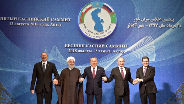 12 августа 2018. Президент РФ Владимир Путин на церемонии совместного фотографирования глав государств-участников V Каспийского саммита в Актау. Слева направо: президент Азербайджана Ильхам Алиев, президент Ирана Хасан Рухани и президент Казахстана Нурсултан Назарбаев. Справа - президент Туркменистана Гурбангулы Бердымухамедов. - Sputnik Азербайджан
