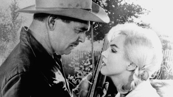 Мэрилин Монро и Кларк Гейбл в фильме Неприкаянные, 1961 год - Sputnik Азербайджан