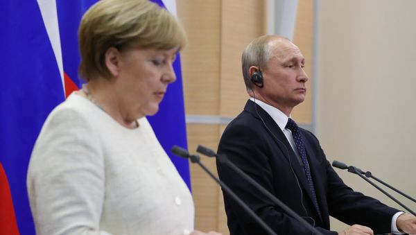 Президент РФ Владимир Путин и федеральный канцлер ФРГ Ангела Меркель на пресс-конференции по итогам встречи в Сочи, 18 мая 2018 года - Sputnik Азербайджан