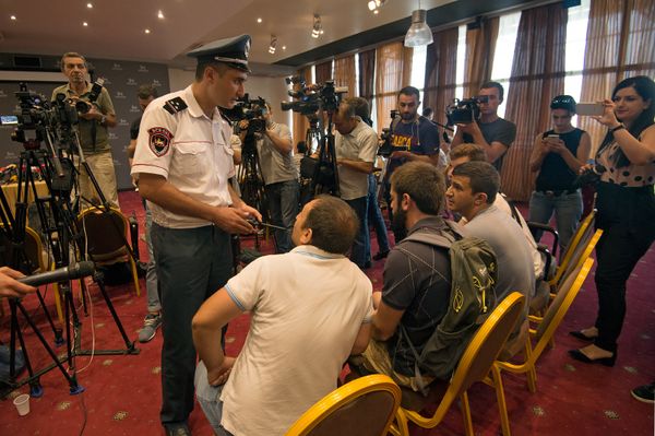 Активисты ворвались в зал, где должна была состояться пресс-конференция Роберта Кочаряна - Sputnik Азербайджан