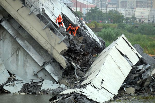 Обрушившийся мост в Генуе, Италия - Sputnik Азербайджан