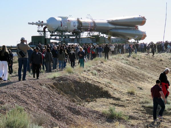 Космонавтов туристам показывают через спины прессы, а взлет ракеты – из-за холма - Sputnik Азербайджан