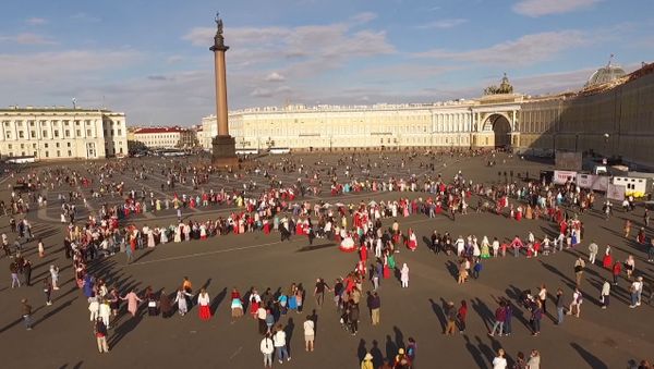 Более 2 тысяч человек водили  хороводы на Дворцовой площади - Sputnik Азербайджан