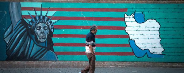 Мужчина проходит перед антиамериканской росписью на стене на одной из улиц Тегерана, фото из архива - Sputnik Азербайджан