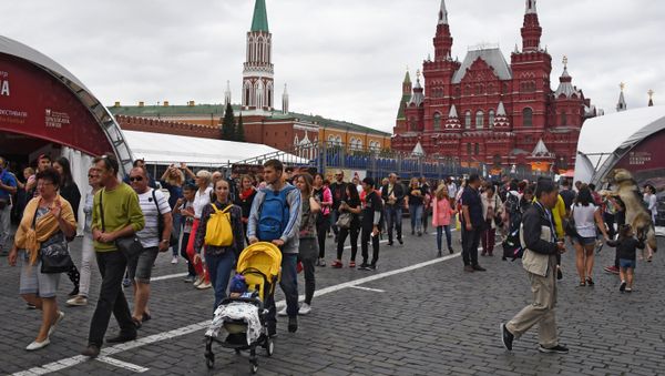 Туристы на Красной площади в Москве. - Sputnik Азербайджан