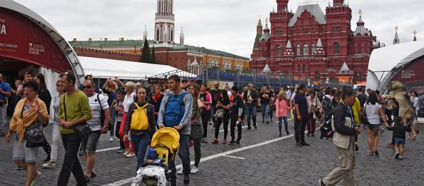Туристы на Красной площади в Москве. - Sputnik Азербайджан