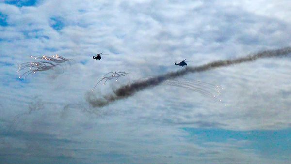Летно-тактические занятия вертолетных подразделений Военно-воздушных сил Азербайджана - Sputnik Азербайджан