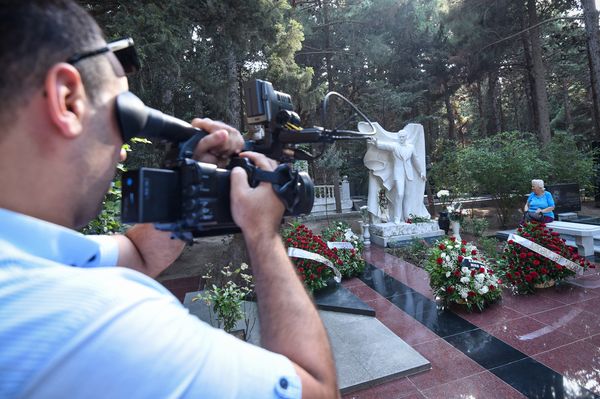 В Баку на Аллее почетного захоронения почтили память Муслима Магомаева в день его 76-летия - Sputnik Азербайджан