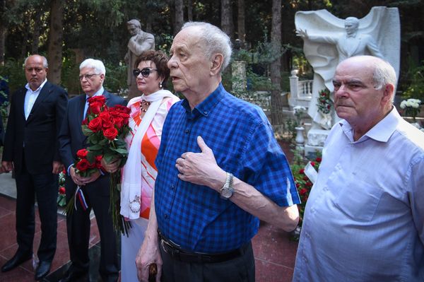В Баку на Аллее почетного захоронения почтили память Муслима Магомаева в день его 76-летия - Sputnik Азербайджан