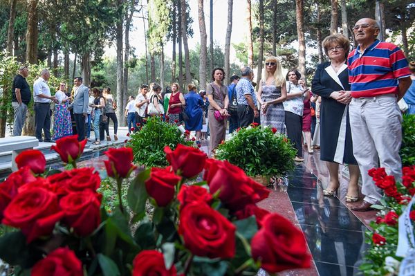 В Баку на Аллее почетного захоронения почтили память Муслима Магомаева в день его 76-летия - Sputnik Азербайджан