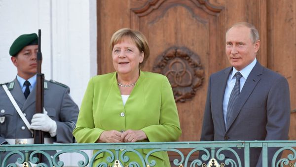 Президент РФ Владимир Путин и федеральный канцлер ФРГ Ангела Меркель во время встречи в резиденции правительства ФРГ Мезеберг, 18 августа 2018 года - Sputnik Азербайджан