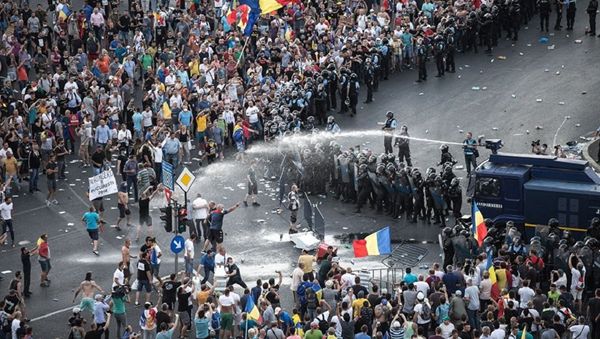 Разгон демонстрантов водометом перед зданием правительства в Бухаресте - Sputnik Азербайджан