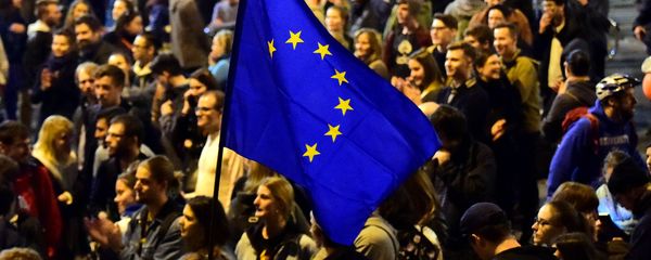 Люди с флагом ЕС, фото из архива - Sputnik Азербайджан