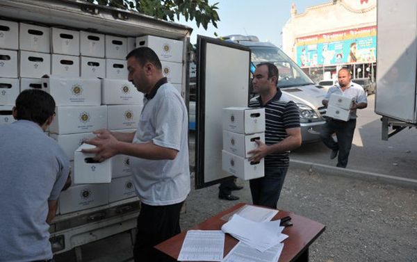 По случаю праздника Гурбан Фонд Гейдара Алиева раздал праздничные паи малообеспеченным семьям - Sputnik Азербайджан