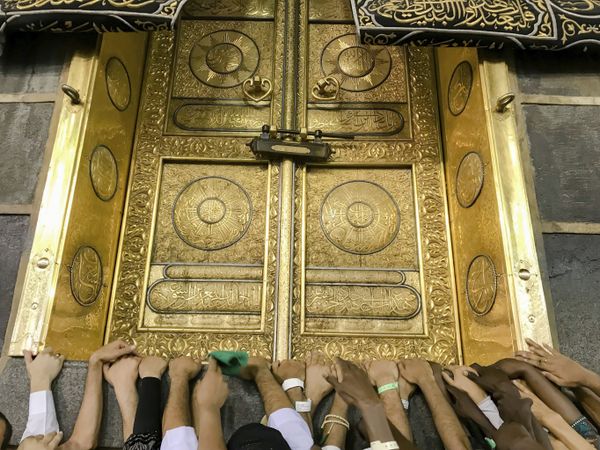 Мусульманские паломники у золотой двери Каабы в мечети аль-Харам перед хаджем, Мекка - Sputnik Азербайджан