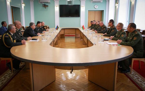 Встреча первого заместителя министра обороны Беларуси генерал-майора Олег Белоконева с начальником Генштаба ВС Азербайджана генерал-полковником Наджмеддином Садыковым. Минск, 22 августа 2018 года - Sputnik Азербайджан