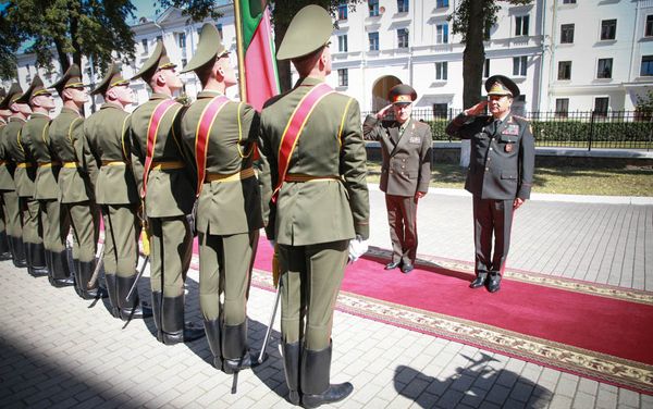 Первый заместитель министра обороны Беларуси генерал-майор Олег Белоконев и начальник Генштаба ВС Азербайджана генерал-полковник Наджмеддин Садыков в хде цереонии официальной встречи в Министерстве обороны Республики Беларусь. Минск, 22 августа 2018 года - Sputnik Азербайджан