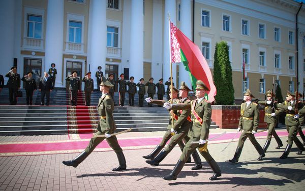 Первый заместитель министра обороны Беларуси генерал-майор Олег Белоконев и начальник Генштаба ВС Азербайджана генерал-полковник Наджмеддин Садыков в хде цереонии официальной встречи в Министерстве обороны Республики Беларусь. Минск, 22 августа 2018 года - Sputnik Азербайджан