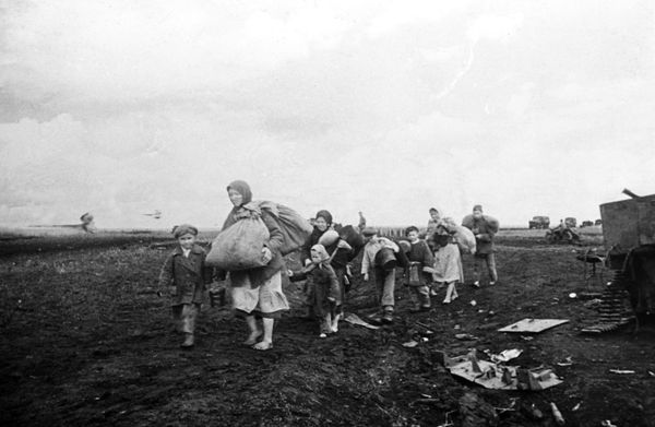 Возвращение жителей в освобожденное село Покровка на Курской дуге, 1943 год - Sputnik Азербайджан