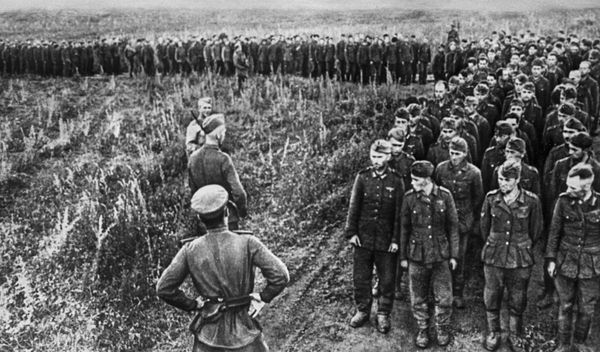 Немецкие солдаты и офицеры, взятые в плен в битве под Курском, 1943 год - Sputnik Азербайджан