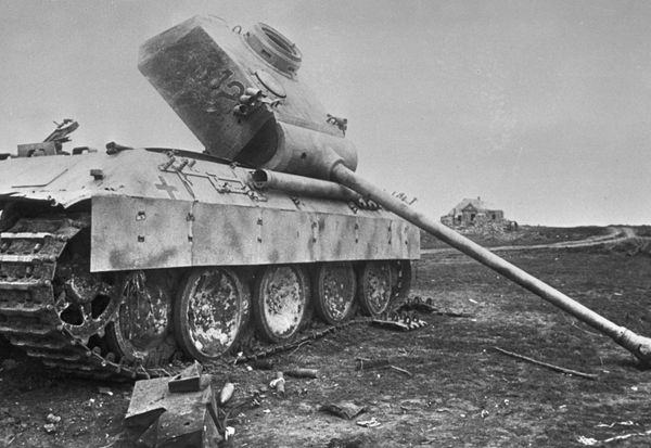 Подбитый немецкий танк брошен на поле боя. Курская дуга. 22 июля 1943 года - Sputnik Азербайджан