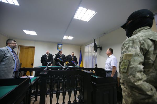 Заседание суда Херсонской области на слушаниях по апелляции на арест руководителя портала РИА Новости Украина Кирилла Вышинского - Sputnik Азербайджан