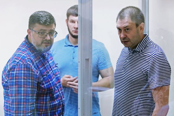 Руководитель портала РИА Новости Украина Кирилл Вышинский (справа) и его адвокат Андрей Доманский (слева) в зале апелляционного суда Херсонской области Украины, где рассматривается апелляция на его арест - Sputnik Азербайджан
