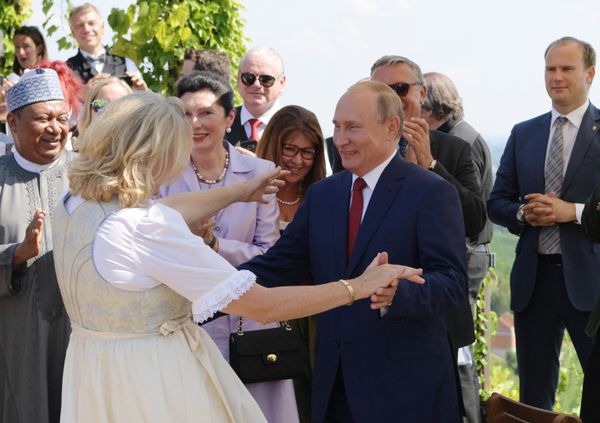 Президент РФ Владимир Путин танцует с министром иностранных дел Австрии Карин Кнайсль на ее свадьбе с финансистом Вольфгангом Майлингером - Sputnik Азербайджан
