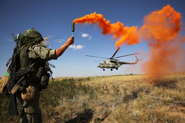 Военнослужащий во время ротно-тактических учений Южного военного округа на полигоне Прудбой в Волгоградской области - Sputnik Азербайджан