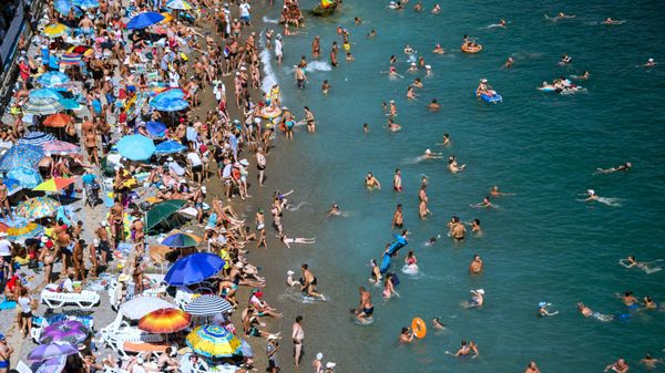 Отдыхающие на пляже курортного поселка Симеиз в Крыму - Sputnik Азербайджан