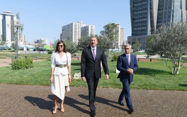 Президент Ильхам Алиев принял участие в открытии спортивно-развлекательного паркового комплекса, заложенного в Хатаинском районе - Sputnik Азербайджан