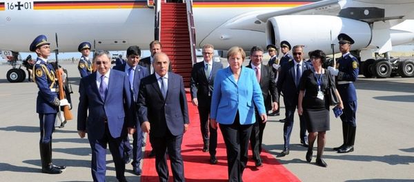 Канцлер Германии Ангела Меркель прибыла с визитом в Азербайджан - Sputnik Азербайджан