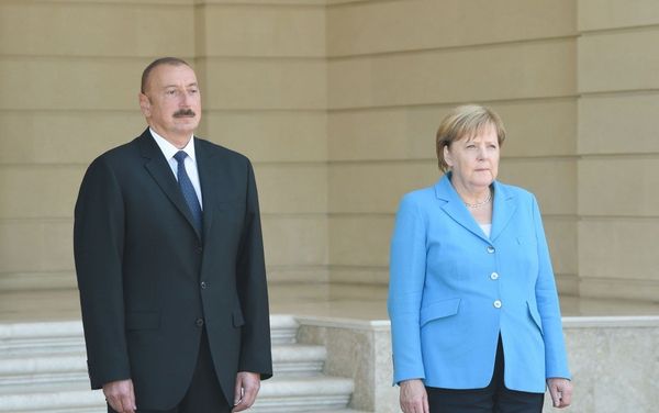 Состоялась церемония официальной встречи Федерального канцлера Германии Ангелы Меркель Состоялась церемония официальной встречи Федерального канцлера Германии Ангелы Меркель - Sputnik Азербайджан