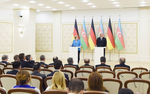 Состоялась совместная пресс-конференция Президента Азербайджана и Федерального канцлера Германии Состоялась совместная пресс-конференция Президента Азербайджана и Федерального канцлера Германии - Sputnik Азербайджан