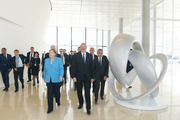 Встреча Президента Азербайджанской Республики Ильхама Алиева и Федерального канцлера Федеративной Республики Германия Ангелы Меркель с бизнесменами - Sputnik Азербайджан