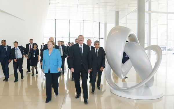 Встреча Президента Азербайджанской Республики Ильхама Алиева и Федерального канцлера Федеративной Республики Германия Ангелы Меркель с бизнесменами Встреча Президента Азербайджанской Республики Ильхама Алиева и Федерального канцлера Федеративной Республики Германия Ангелы Меркель с бизнесменами - Sputnik Азербайджан