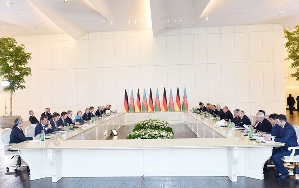 Встреча Президента Азербайджанской Республики Ильхама Алиева и Федерального канцлера Федеративной Республики Германия Ангелы Меркель с бизнесменами Встреча Президента Азербайджанской Республики Ильхама Алиева и Федерального канцлера Федеративной Республики Германия Ангелы Меркель с бизнесменами - Sputnik Азербайджан