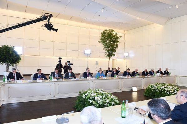 Встреча Президента Азербайджанской Республики Ильхама Алиева и Федерального канцлера Федеративной Республики Германия Ангелы Меркель с бизнесменами - Sputnik Азербайджан