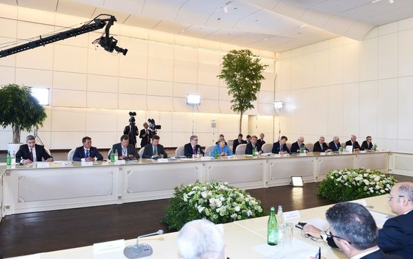 Встреча Президента Азербайджанской Республики Ильхама Алиева и Федерального канцлера Федеративной Республики Германия Ангелы Меркель с бизнесменами Встреча Президента Азербайджанской Республики Ильхама Алиева и Федерального канцлера Федеративной Республики Германия Ангелы Меркель с бизнесменами - Sputnik Азербайджан