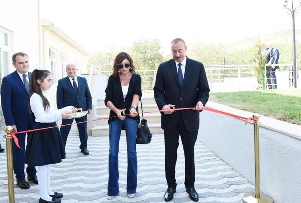 Президент Ильхам Алиев и Первая леди Мехрибан Алиева приняли участие в открытии нового здания средней школы в Шамахинском районе - Sputnik Азербайджан