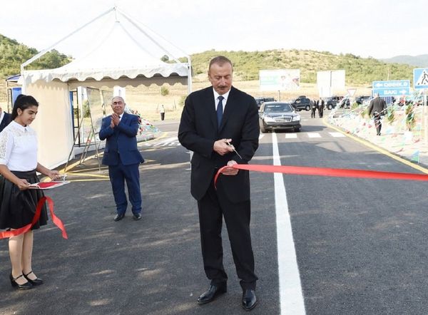 Президент Азербайджана принял участие в открытии автомобильной дороги в Исмаиллинском районе - Sputnik Азербайджан