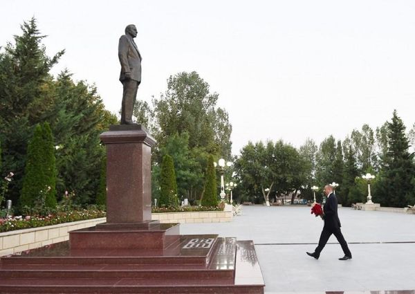 Президент Ильхам Алиев посетил памятник общенациональному лидеру Гейдару Алиеву в Шамахинском районе - Sputnik Азербайджан