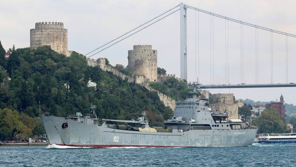 Большой десантный корабль Черноморского флота РФ Николай Фильченков проплывает в Босфоре на пути в Средиземное море, Стамбул, 24 августа 2018 года - Sputnik Азербайджан