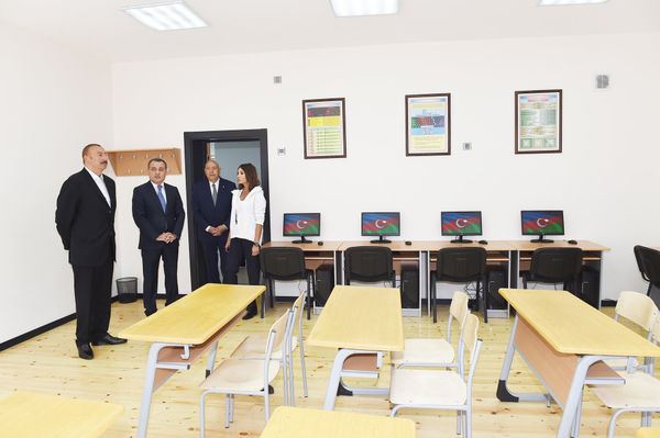 Президент Азербайджана Ильхам Алиев и первая леди Мехрибан Алиева на открытии нового здания полной средней школы, построенного в посёлке Лагидж Исмаиллинского района. 26 августа 2018 года - Sputnik Азербайджан