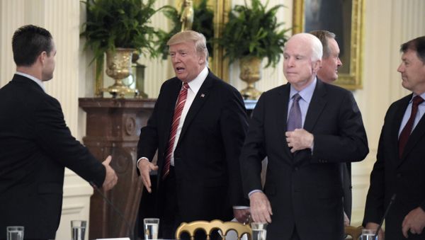 Дональд Трамп и Джон Маккейн, 27 июня 2017 года - Sputnik Азербайджан