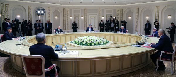 Президент РФ Владимир Путин принимает участие в заседании Совета коллективной безопасности Организации Договора о коллективной безопасности (ОДКБ) - Sputnik Азербайджан