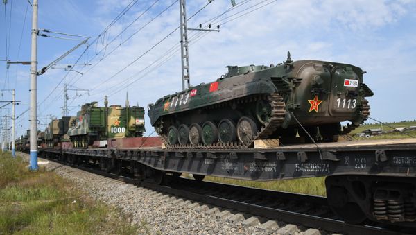 Эшелоны с военнослужащими и военной техникой армии Китая, которые примут участие в военных учениях Восток-2018, прибыли на станцию разгрузки Забайкальск, 26 августа 2018 года - Sputnik Азербайджан