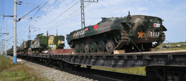 Эшелоны с военнослужащими и военной техникой армии Китая, которые примут участие в военных учениях Восток-2018, прибыли на станцию разгрузки Забайкальск, 26 августа 2018 года - Sputnik Азербайджан