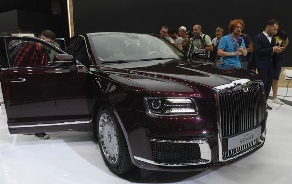 Журналисты на презентации автомобиля Aurus Senat на Московском международном автомобильном салоне 2018 - Sputnik Азербайджан